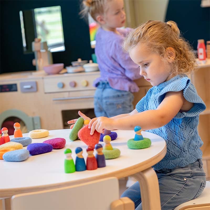meisje spelend met open ended spel