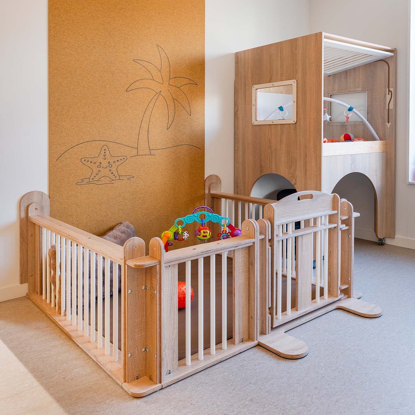 Houten grondbox met daarnaast een speelhuisje waar kinderen onder kunnen spelen, met bovenop een verhoogde box.